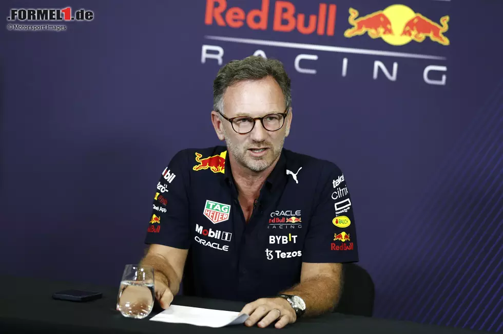 Foto zur News: ... hat 2021 gegen das Finanzielle Reglement der Formel 1 verstoßen. Nun folgten die Strafen: sieben Millionen US-Dollar sind vom Team um Christian Horner (Foto) zu bezahlen, außerdem wird die Aero-Entwicklungszeit reduziert. Ebenfalls &quot;erwischt&quot; wurde ...