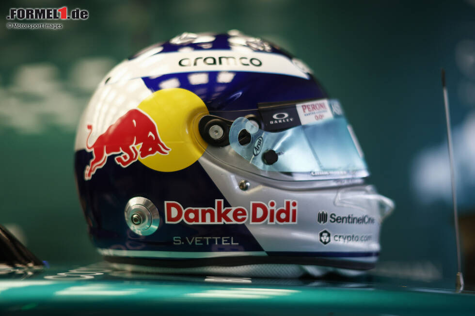Foto zur News: Sebastian Vettel fährt an diesem Wochenende mit einem Helm im Spezialdesign: Es ist eine Hommage an den verstorbenen Red-Bull-Boss Dietrich Mateschitz, der Vettels Karriere maßgeblich begleitet hat - Red Bull machte Vettel zum Formel-1-Fahrer und Weltmeister! Ebenfalls Red Bull ...