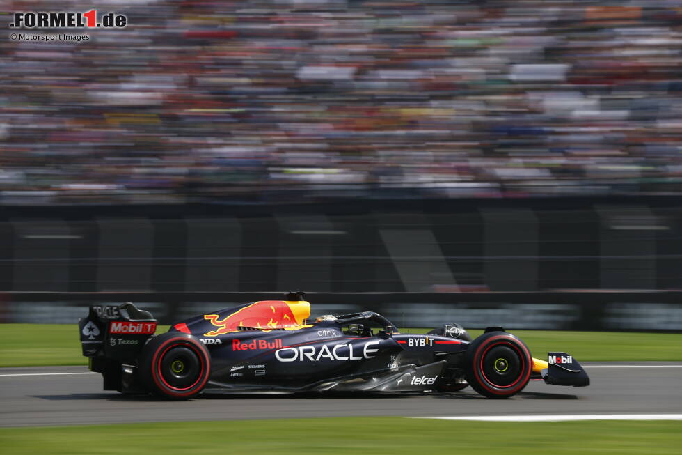 Foto zur News: Max Verstappen steht im Red Bull RB18 auf der Poleposition für den Mexiko-Grand-Prix 2022. Denn im Qualifying kommt er auf 1:17.775 Minuten und ist damit klar der Schnellste, aber ...