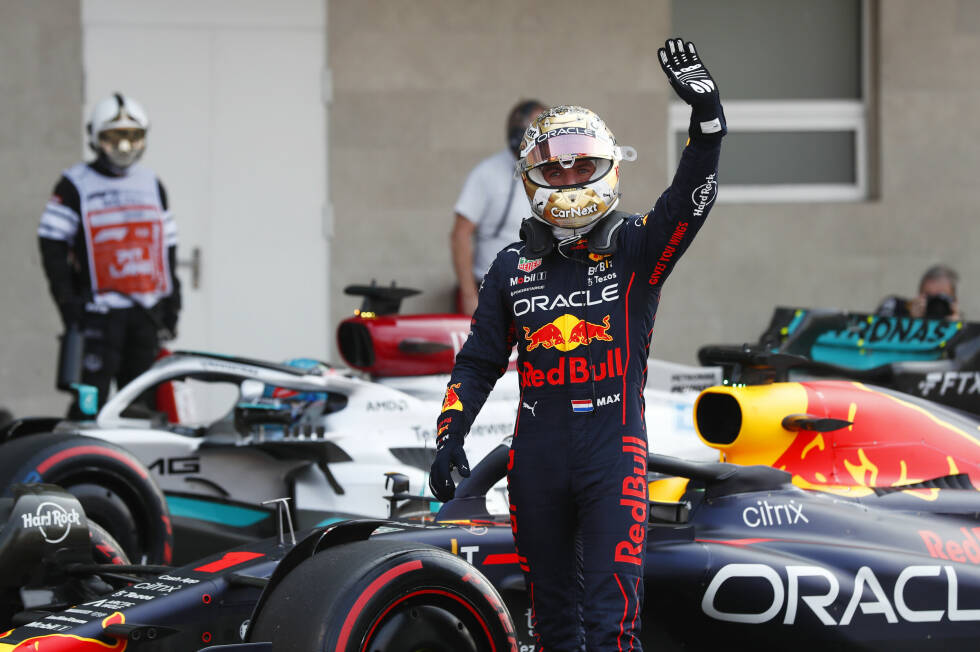 Foto zur News: Max Verstappen gewinnt den Mexiko-Grand-Prix 2022 im Red Bull und stellt mit 14 Saisonsiegen einen Formel-1-Rekord auf. Bisheriger Rekordhalter war Michael Schumacher mit 13 Saisonsiegen, erzielt im Jahr 2004. Die einzige Gefahr für Verstappen ...