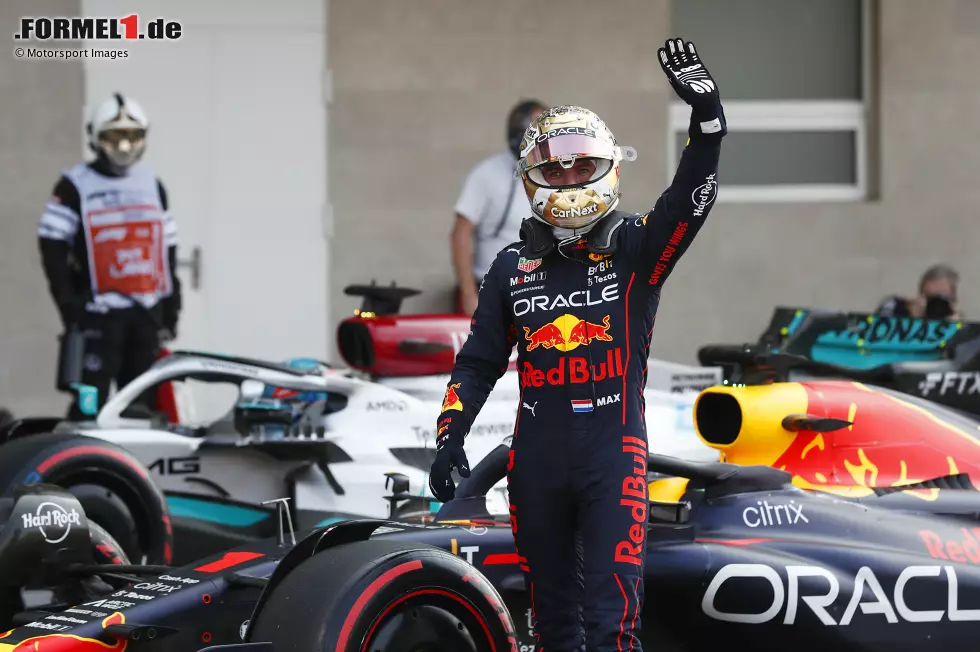 Foto zur News: Max Verstappen gewinnt den Mexiko-Grand-Prix 2022 im Red Bull und stellt mit 14 Saisonsiegen einen Formel-1-Rekord auf. Bisheriger Rekordhalter war Michael Schumacher mit 13 Saisonsiegen, erzielt im Jahr 2004. Die einzige Gefahr für Verstappen ...