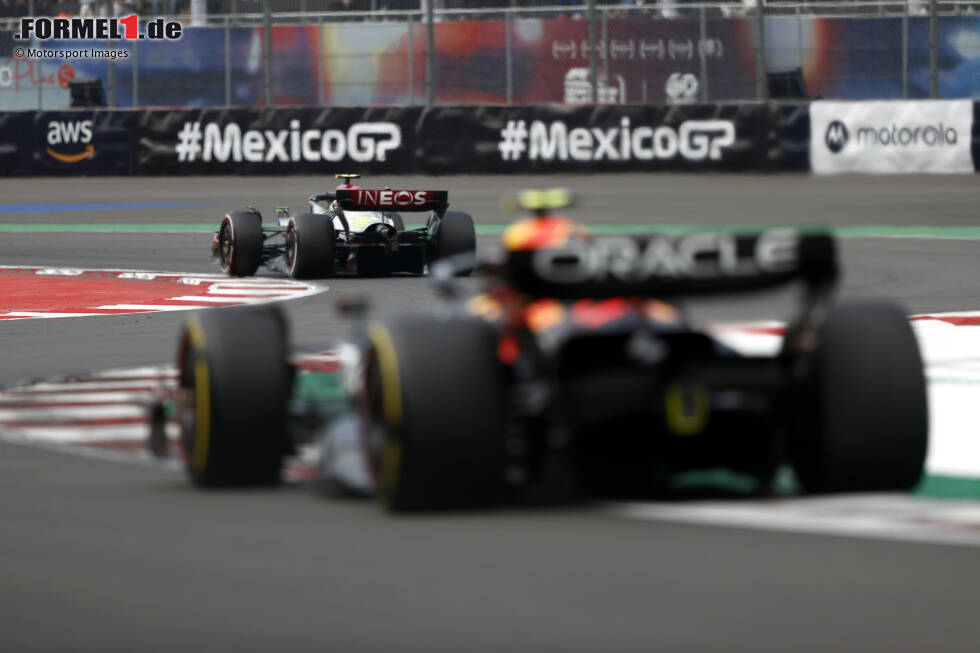 Foto zur News: ... Russell verliert den dritten Platz noch an Sergio Perez im zweiten Red Bull, sehr zur Freude der vielen mexikanischen Fans an der Strecke, die ihren &quot;Checo&quot; in jeder Runde anfeuern. Keinen Grund zum Jubeln hat ...