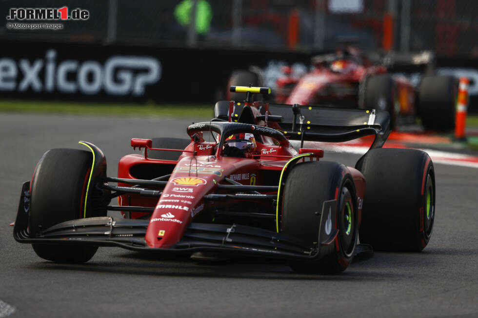 Foto zur News: ... Ferrari, das mit Carlos Sainz und Charles Leclerc abgeschlagen auf P5 und P6 einläuft, ohne jede Chance nach vorne - fast eine Minute hinter Sieger Verstappen. Auf P7 wird ...
