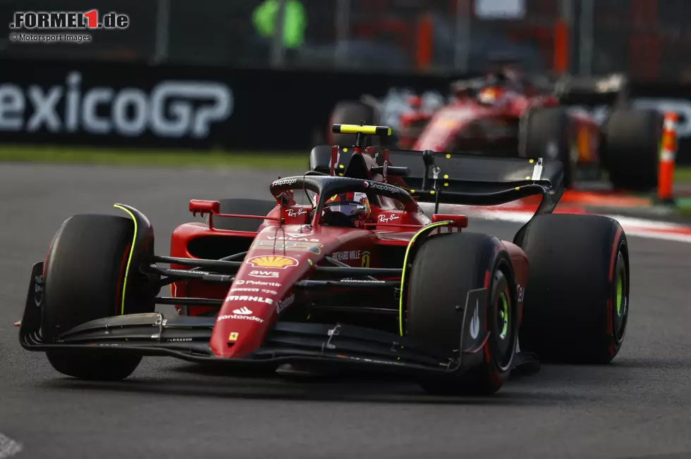 Foto zur News: ... Ferrari, das mit Carlos Sainz und Charles Leclerc abgeschlagen auf P5 und P6 einläuft, ohne jede Chance nach vorne - fast eine Minute hinter Sieger Verstappen. Auf P7 wird ...