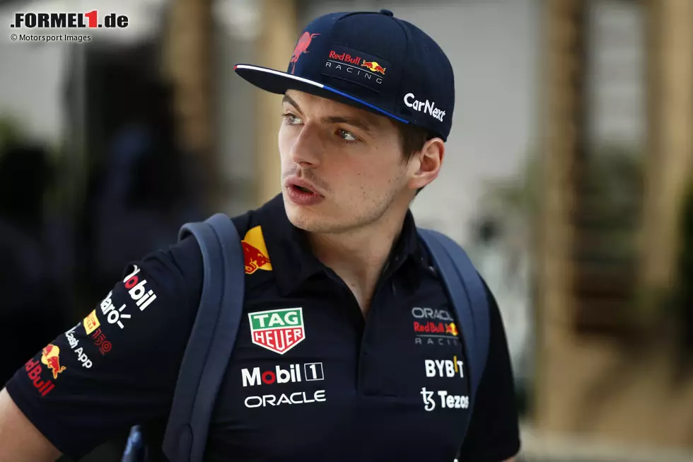 Foto zur News: ... bei Max Verstappen läuft es nicht rund: Neuer Kühler und neues Getriebe vor dem zweiten Training, dann wieder ein Defekt und nur eine Runde in Einheit zwei. Der Weltmeister verliert ebenso viel Streckenzeit wie ...