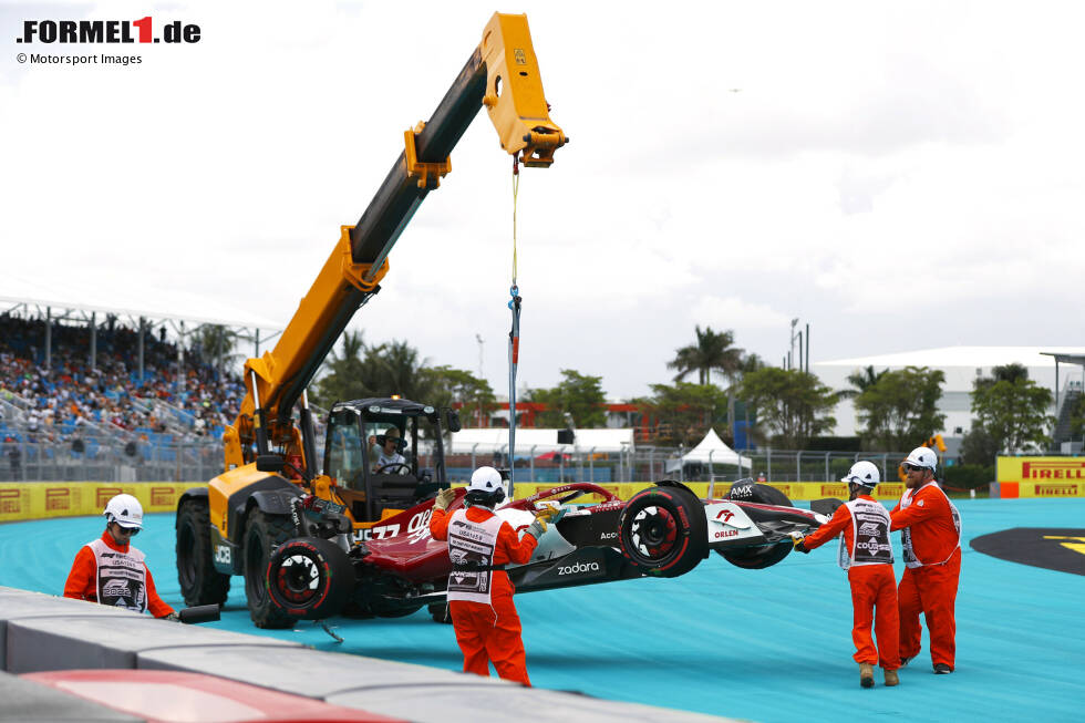 Foto zur News: ... Valtteri Bottas im Alfa Romeo, der als Erster einen Unfall baut auf dem neuen Miami International Autodrome, in Kurve 7. Deshalb verpasst Bottas auch das komplette zweite Training, in dem ...