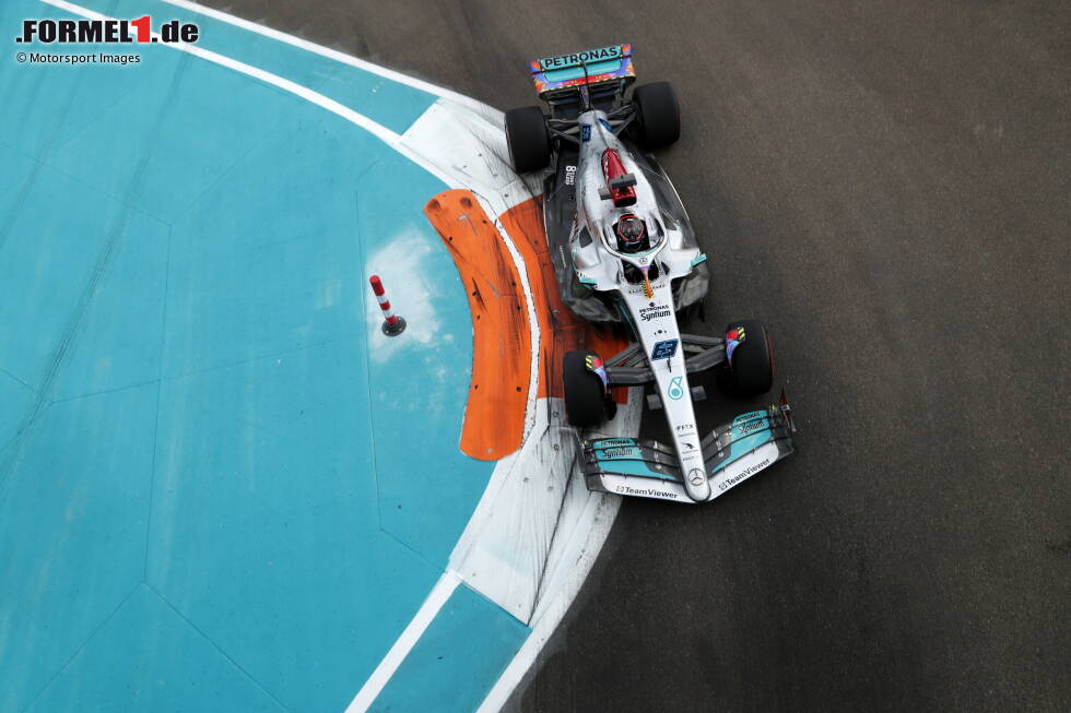 George Russell erzielt im Mercedes W13 die beste Rundenzeit im Freitagstraining und kommt als einziger unter 1:30 Minuten auf Soft-Reifen. Auch Ferrari und Red Bull landen in den Top 10, aber ... George Russell erzielt im Mercedes W13 die beste Rundenzeit im Freitagstraining und kommt als einziger unter 1:30 Minuten auf Soft-Reifen. Auch Ferrari und Red Bull landen in den Top 10, aber ...