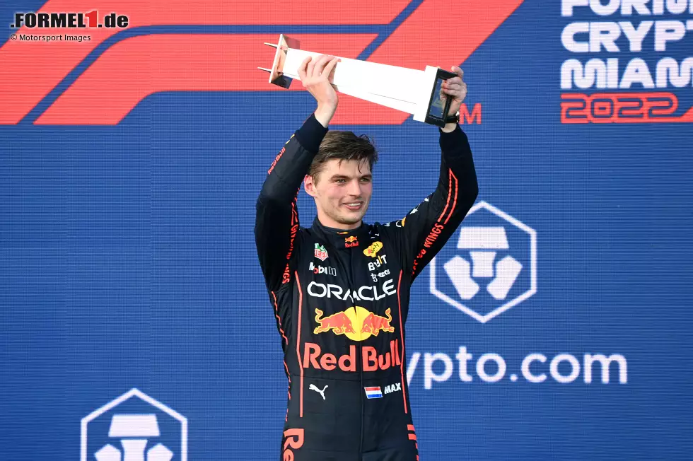 Foto zur News: Max Verstappen im Red Bull gewinnt den ersten Miami-Grand-Prix der Formel 1 dank eines Überholmanövers gegen Polesetter Charles Leclerc im Ferrari, der im Rennen zunächst geführt hat. Verstappen wehrt ...