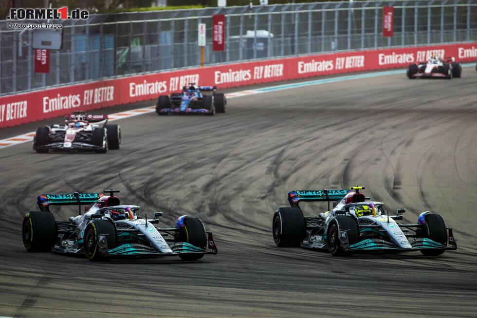 Foto zur News: ... folgen die beiden Mercedes, George Russell vor Lewis Hamilton. Russell aber profitiert von einer Safety-Car-Phase und hat im direkten Duell mit Hamilton die besseren Reifen, überholt den Ex-Champion gleich zweimal im Rennen für P5. Hamilton wird Sechster, aber ...