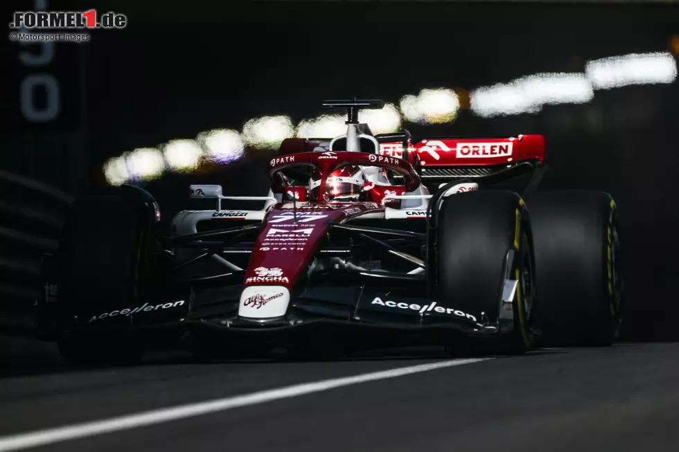 Foto zur News: ... Valtteri Bottas hat Sorgen bei Alfa Romeo: Ein MGU-K-Defekt lässt ihn im ersten Training lange in der Box stehen, gleiches Spiel bei ...