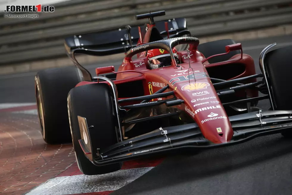 Foto zur News: Ferrari-Fahrer Charles Leclerc bestimmt die Freien Trainings am Freitag in Monaco, steht am Ende mit 1:12.656 Minuten knapp vor seinem Teamkollegen Carlos Sainz. Der F1-75 wirkt wie &quot;in einer anderen Welt&quot;, kommentiert Alexander Wurz beim &#039;ORF&#039;. Ferrari ist also Favorit. Bei Red Bull ...