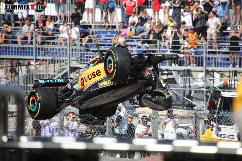 Foto zur News: ... ist McLaren-Mann Daniel Ricciardo im zweiten Training im Schwimmbad-Bereich: Er crasht. Es ist der einzige größere Zwischenfall des Tages. Ricciardo schiebt es auf zu gewagte Set-up-Änderungen, verpasst fast die komplette Einheit. Auch ...