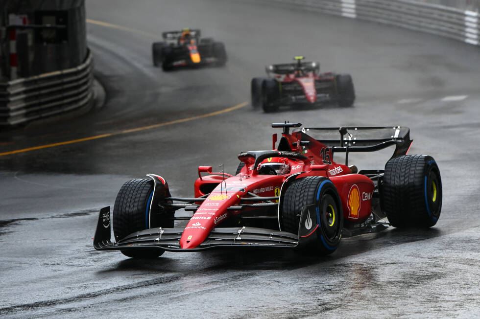 Foto zur News: Charles Leclerc (2): Bestimmt sein Heimrennen bis zu den Boxenstopps, ist der bessere Ferrari-Fahrer. Hat dann strategisch nicht genug Übersicht und verliert die Führung durch schlechte Strategie bei Ferrari. Immerhin aber die erste Zielankunft in Monaco!