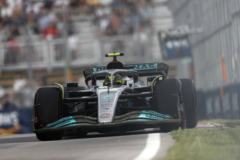 Foto zur News: ... für Lewis Hamilton im Mercedes: Im ersten Training testet er eine Unterboden-Version mit auffälligem Loch, lässt aber umbauen für Einheit zwei. Am Ende hält er fest: &quot;Das Auto ist jetzt unfahrbar.&quot; Fast gar nicht zum Fahren kommt indes ...