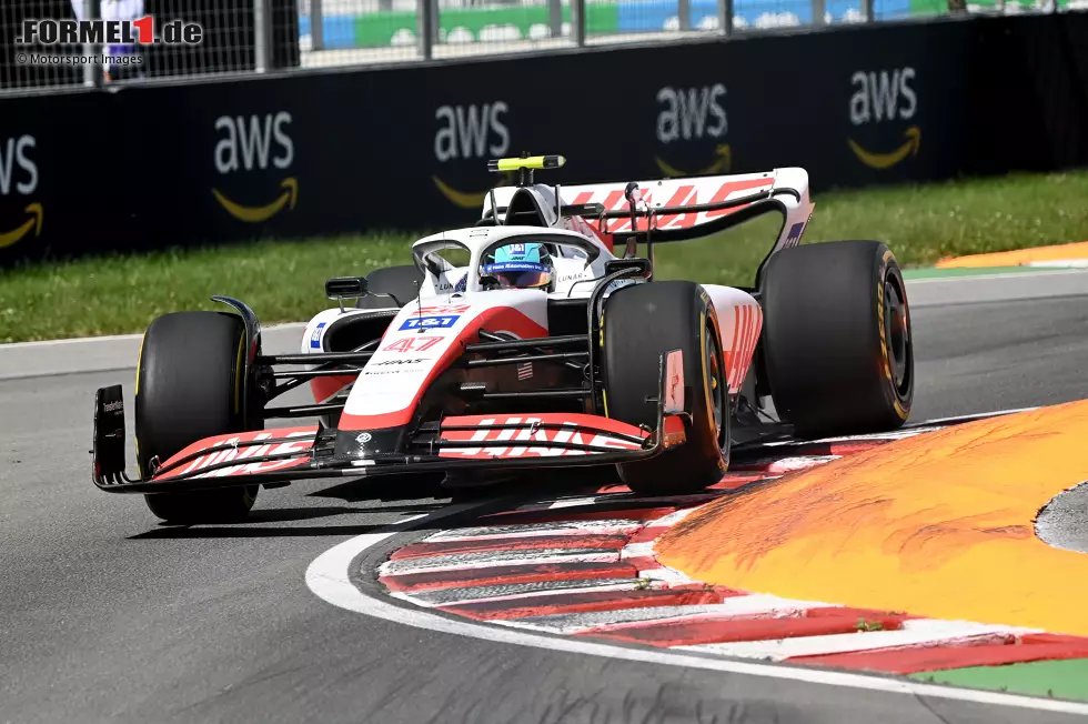 ... steht Mick Schumacher vor seinem Haas-Teamkollegen Kevin Magnussen, im zweiten Training ganz knapp dahinter. Er sortiert sich auf P15 ein ins Klassement. Für einen kuriosen Zwischenfall sorgt ... Foto zur News: ... steht Mick Schumacher vor seinem Haas-Teamkollegen Kevin Magnussen, im zweiten Training ganz knapp dahinter. Er sortiert sich auf P15 ein ins Klassement. Für einen kuriosen Zwischenfall sorgt ...