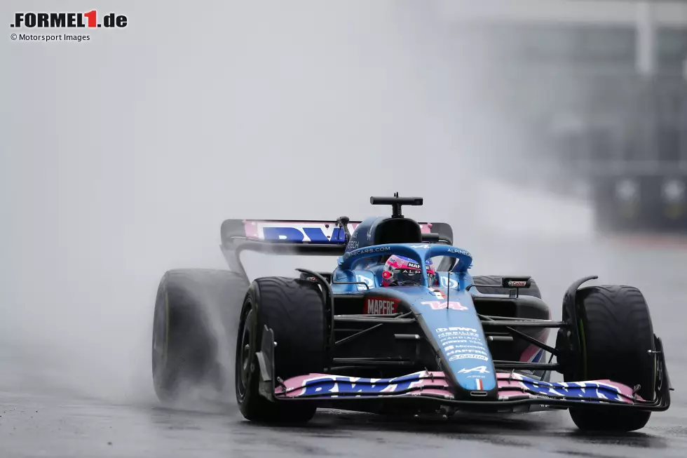 Foto zur News: ... am Ende ist Fernando Alonso im Alpine mit 1:33.8 auf Intermediates der schnellste Mann im dritten Training - vor Pierre Gasly im AlphaTauri und Sebastian Vettel im Aston Martin. Komplett ohne Zeit bleibt dagegen ...