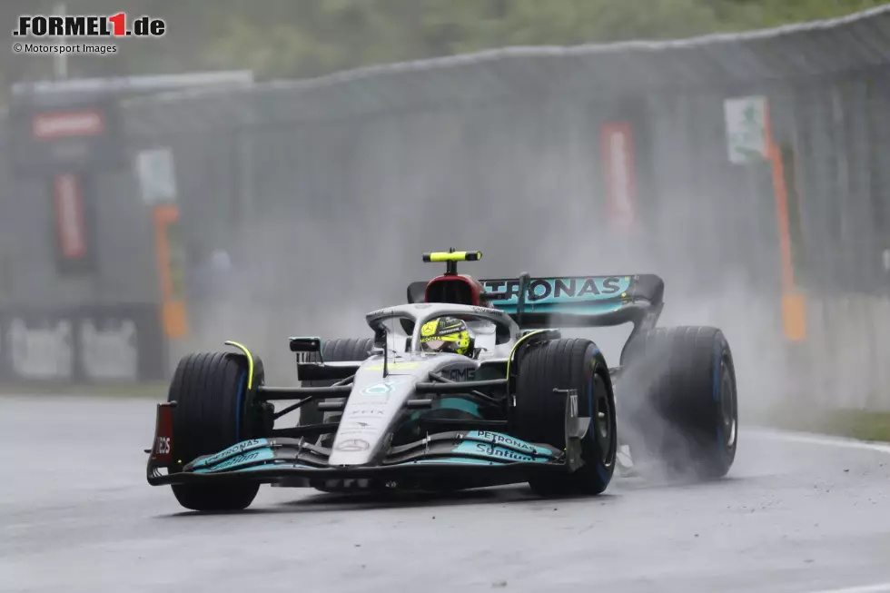 Foto zur News: ... so nass, dass die Fahrer zunächst alle mit Regenreifen auf die Strecke gehen. Bei Rundenzeiten von 1:35/1:36 aber wechseln die ersten auf Intermediates, und das erweist sich als gute Entscheidung, denn ...