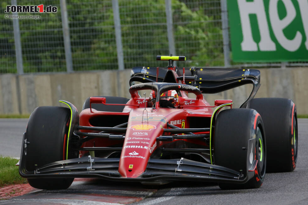 Foto zur News: ... Carlos Sainz im Ferrari, der Verstappen in der Schlussphase über etliche Runden hinweg per DRS belagert, aber nie eine echte Attacke schafft. P3 geht an Lewis Hamilton im Mercedes. Der von P2 gestartete Fernando Alonso ...