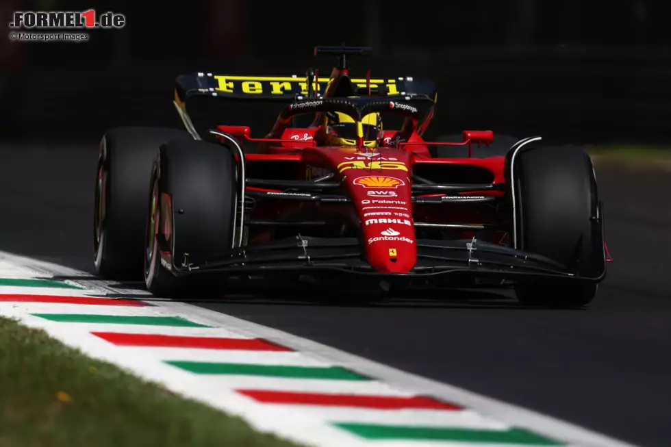 ... der historische Ferrari-Schriftzug auf dem Heckflügel. Schnell ist Ferrari noch dazu: Charles Leclerc erzielt im ersten Training 1:22.410 Minuten auf Soft und liegt damit knapp vor Carlos Sainz im Schwesterauto. P3 geht an George Russell im Mercedes W13, WM-Spitzenreiter Max Verstappen im Red Bull RB18 wird Fünfter. Gar nicht ... Foto zur News: ... der historische Ferrari-Schriftzug auf dem Heckflügel. Schnell ist Ferrari noch dazu: Charles Leclerc erzielt im ersten Training 1:22.410 Minuten auf Soft und liegt damit knapp vor Carlos Sainz im Schwesterauto. P3 geht an George Russell im Mercedes W13, WM-Spitzenreiter Max Verstappen im Red Bull RB18 wird Fünfter. Gar nicht ...