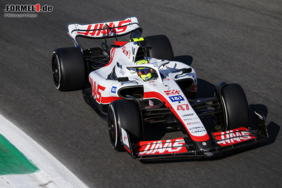 Foto zur News: ... im Qualifying bemerkbar: Im letzten Versuch verbremst sich Schumacher im Haas VF-22, belegt nur P20 und fällt gleich in Q1 raus. Aufgrund einer Motorenstrafe wird er ohnehin nach hinten versetzt in der Startaufstellung. Und auch ...
