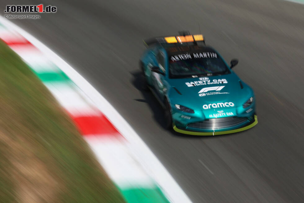 Weil Daniel Ricciardo seinen McLaren MCL36 kurz vor Schluss vor der zweiten Lesmo-Kurve abstellt, kommt das Safety-Car zum Einsatz - und der Italien-Grand-Prix 2022 in Monza endet unter Gelb. Es gewinnt ... Weil Daniel Ricciardo seinen McLaren MCL36 kurz vor Schluss vor der zweiten Lesmo-Kurve abstellt, kommt das Safety-Car zum Einsatz - und der Italien-Grand-Prix 2022 in Monza endet unter Gelb. Es gewinnt ...
