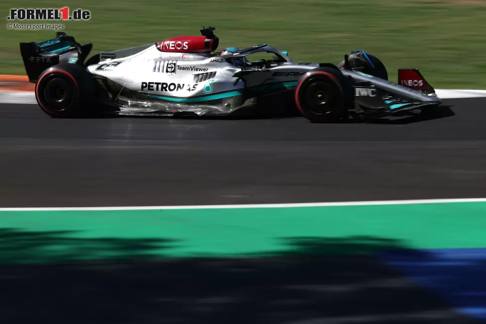 Foto zur News: ... sieht George Russell im Mercedes W13 das Ziel als Dritter, wieder ein Podium für die Silberpfeile. Er festigt damit den vierten Platz in der WM-Gesamtwertung, doch sein Teamkollege ...