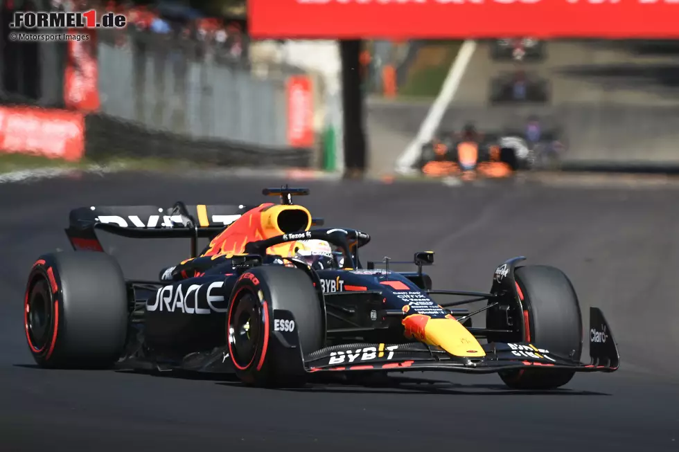 Foto zur News: ... Max Verstappen im Red Bull RB18, von Startplatz sieben kommend. Er beweist am Sonntag den besten Speed von allen, hat vor der Gelbphase über 15 Sekunden Vorsprung. Verstappen baut seine WM-Führung weiter aus und hat mehr als nur eine Hand am Pokal, aber ...