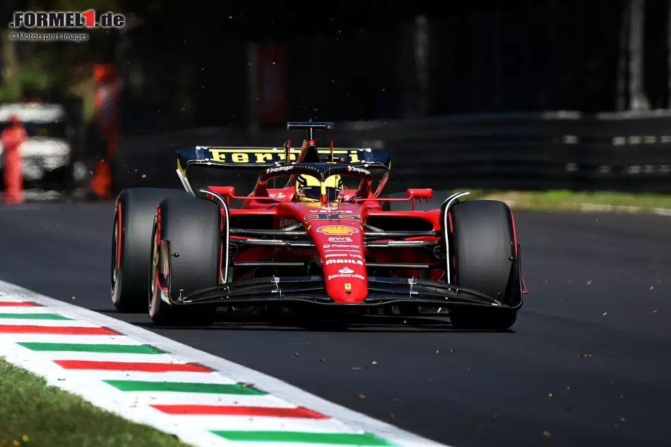 Foto zur News: ... den größten Jubel zieht Charles Leclerc im Ferrari F1-75 auf sich, denn er wird Zweiter hinter Verstappen. Ihm applaudieren die Tifosi, Verstappen wird auf dem Podium ausgebuht - wohl auch aufgrund der Gelbphase am Schluss, weil Ferrari so keine Restart-Chance mehr bekommt. Hinter Leclerc ...