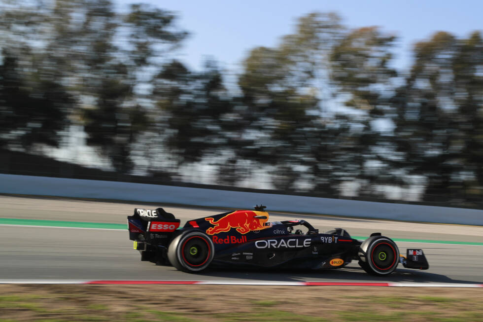 Foto zur News: Und Weltmeister Max Verstappen, in diesem Jahr mit der Nummer 1 unterwegs, hat das Auto am ersten Testtag bewegt.