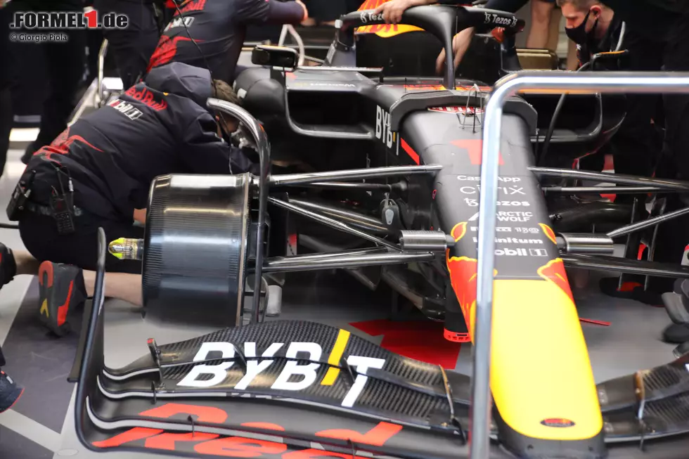 Foto zur News: Vor allem die stark eingeschnittenen Seitenkästen fallen sofort auf am RB18. So extrem ist dieser Bereich bei keinem anderen Formel-1-Team gestaltet, auch ...