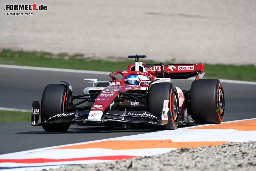 Die Testspiegel von Alfa Romeo wurden ebenfalls verlängert, um sie breiter zu machen, als sie normalerweise sind. Foto zur News: Die Testspiegel von Alfa Romeo wurden ebenfalls verlängert, um sie breiter zu machen, als sie normalerweise sind.
