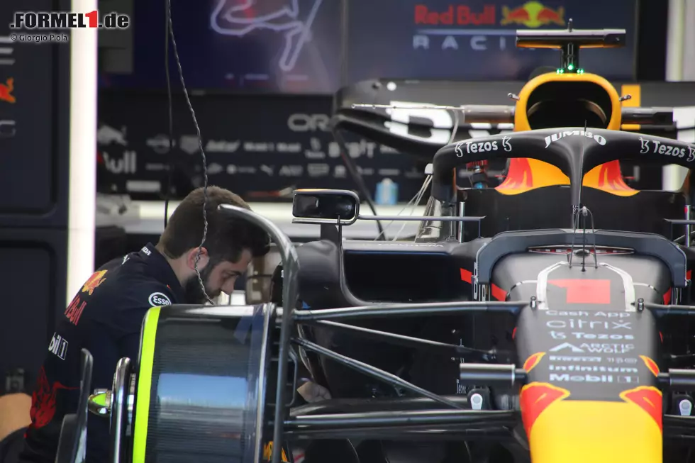Zum Vergleich ist hier die übliche Lösung, die Red Bull verwenden würde, mit dem kleineren Hauptspiegelgehäuse, das oben und unten von Winglets eingerahmt wird. Foto zur News: Zum Vergleich ist hier die übliche Lösung, die Red Bull verwenden würde, mit dem kleineren Hauptspiegelgehäuse, das oben und unten von Winglets eingerahmt wird.