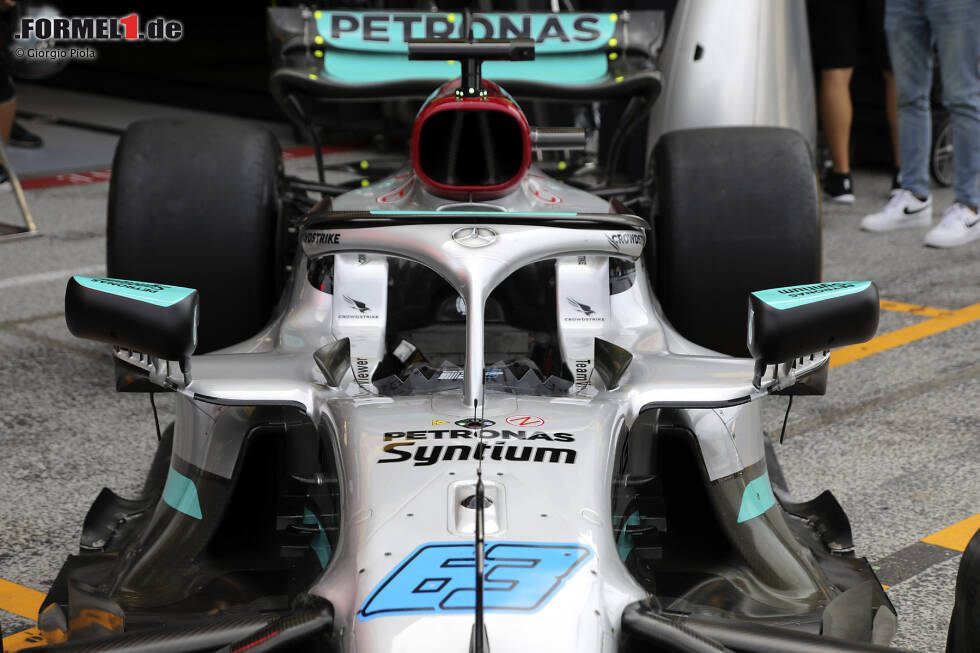 Bei der von Mercedes vorgestellten Lösung wurde der W13 mit einem Spiegelgehäuse ausgestattet, das im Vergleich zu seiner regulären Lösung fast doppelt so hoch ist. Bei der von Mercedes vorgestellten Lösung wurde der W13 mit einem Spiegelgehäuse ausgestattet, das im Vergleich zu seiner regulären Lösung fast doppelt so hoch ist.