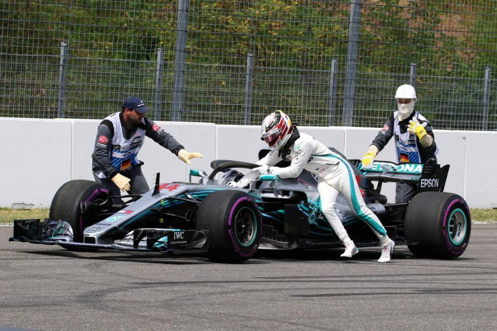 Foto zur News: Lewis Hamilton: Startplatz 14 (Deutschland 2018) - Weil ein Hydraulikproblem Hamiltons Mercedes in Q1 lahmlegte, musste er in Hockenheim nur von Platz 14 starten. Das war die goldene Gelegenheit von Sebastian Vettel, der die WM im Ferrari anführte und sich auch die Poleposition schnappte.