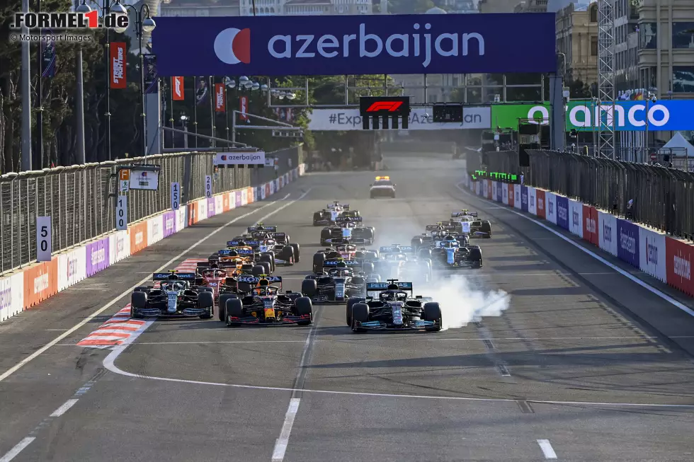 Foto zur News: Sergio Perez: Startplatz 6 (Aserbaidschan 2021) - Jetzt kommen wir in etwas außergewöhnlichere Regionen. Sergio Perez gewann in Baku 2021 sein erstes Rennen für Red Bull und hatte dabei etwas Hilfe: einmal durch einen Reifenschaden bei Leader Max Verstappen und durch den berühmten &quot;Magic Button&quot; von Lewis Hamilton beim 2-Runden-Restart.