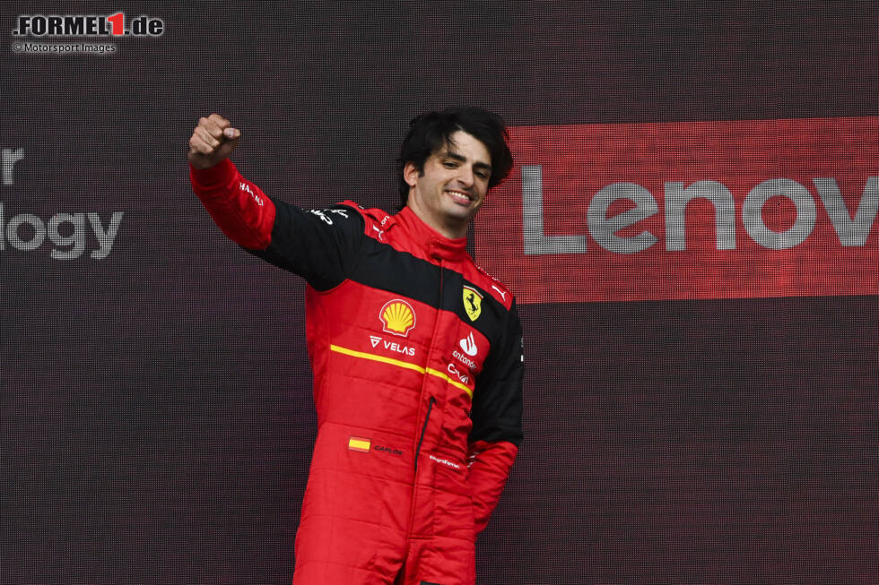 Carlos Sainz: Startplatz 1 (Großbritannien 2022) - Viel Auswahl gibt es beim Spanier nicht. Der Ferrari-Pilot hat in Silverstone seinen ersten Grand Prix gewonnen. Schon einen Tag zuvor konnte er im Regen seine erste Formel-1-Pole holen und diese auch dank glücklicher Umstände in seinen Premierensieg umwandeln. Carlos Sainz: Startplatz 1 (Großbritannien 2022) - Viel Auswahl gibt es beim Spanier nicht. Der Ferrari-Pilot hat in Silverstone seinen ersten Grand Prix gewonnen. Schon einen Tag zuvor konnte er im Regen seine erste Formel-1-Pole holen und diese auch dank glücklicher Umstände in seinen Premierensieg umwandeln.