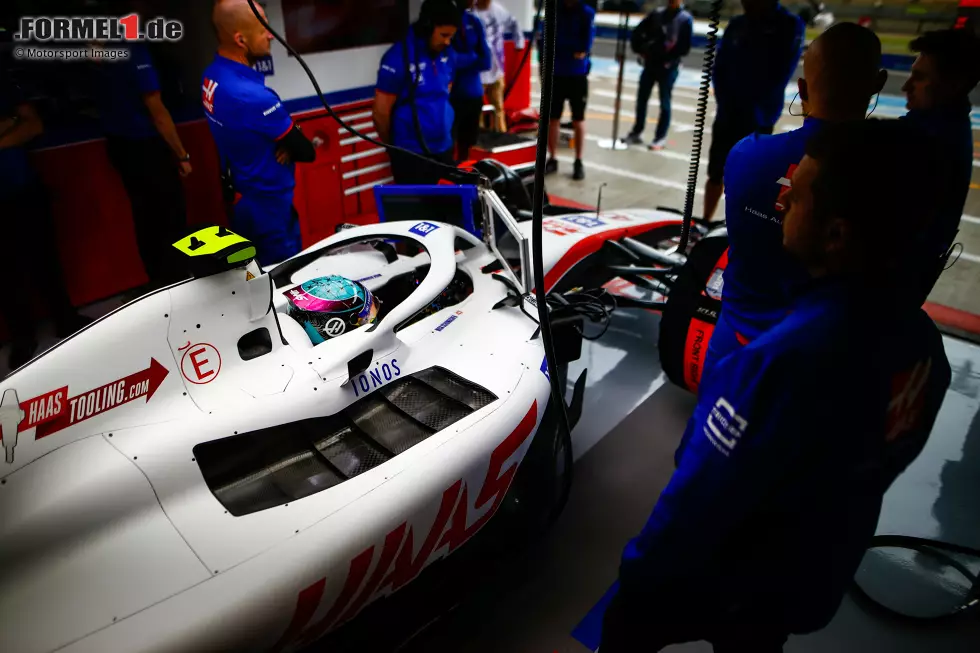 ... Mick Schumacher im Haas VF-22, der wieder keinen guten Auftakt ins Wochenende erwischt: Set-up-Arbeiten kosten ihn rund eine Viertelstunde Trainingszeit. Am Ende wird er Vorletzter, ein gutes Zehntel hinter Kevin Magnussen im Schwesterauto, und das ... Foto zur News: ... Mick Schumacher im Haas VF-22, der wieder keinen guten Auftakt ins Wochenende erwischt: Set-up-Arbeiten kosten ihn rund eine Viertelstunde Trainingszeit. Am Ende wird er Vorletzter, ein gutes Zehntel hinter Kevin Magnussen im Schwesterauto, und das ...