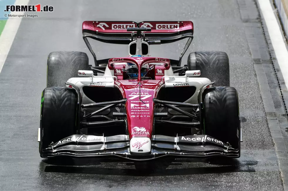 Foto zur News: Regen im ersten Freien Training: Das nutzt Valtteri Bottas im Alfa Romeo C42 und erzielt die erste Bestzeit seines Teams seit 2018, auf Intermediates. Immerhin drehen im Nassen alle Fahrer mindestens je eine Runde, aber ...