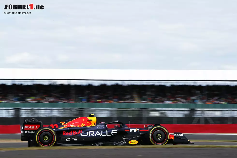 Foto zur News: ... Teamkollege Sergio Perez im zweiten Red Bull, der schon seit Freitag klar langsamer ist als Verstappen, aber damit am Samstag immer noch &quot;Best of the rest&quot; wird. Ebenfalls stark im dritten Training: beide Mercedes. Dann aber ...