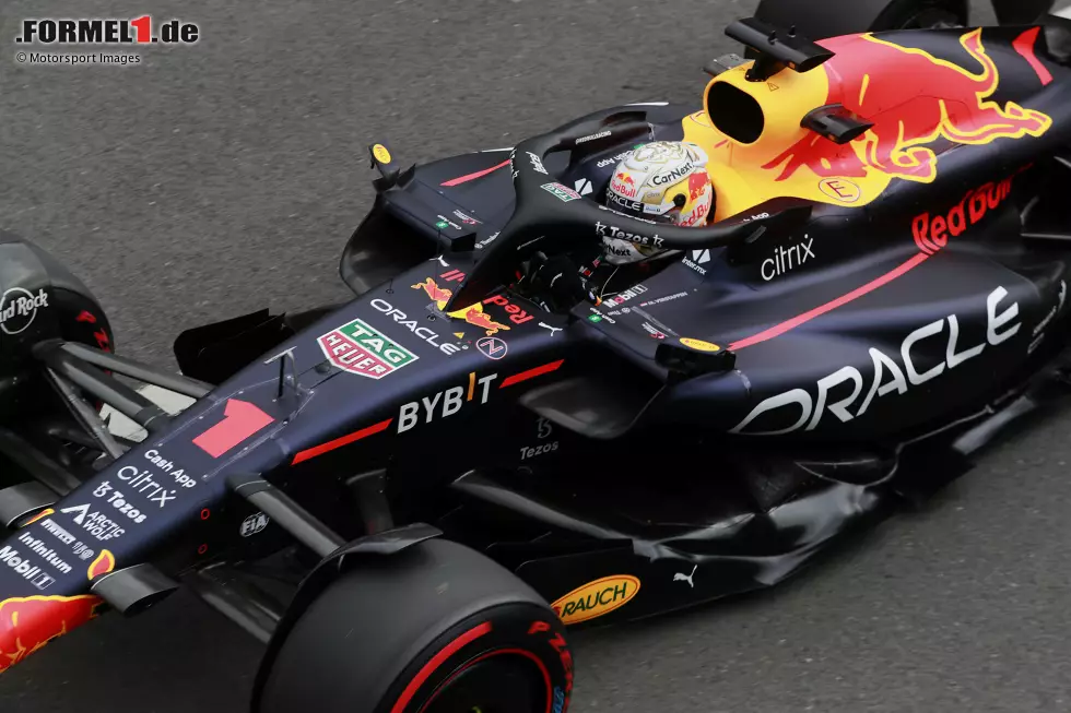 Foto zur News: Im dritten Freien Training ist Max Verstappen im Red Bull RB18 eine Klasse für sich: überlegene Bestzeit mit 1:27.901 Minuten auf Soft im Trockenen. Vorsprung: über vier Zehntel - auf ...