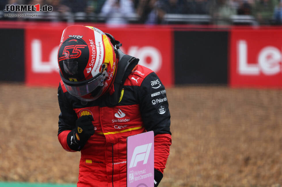 Foto zur News: ... am Ende jubelt Carlos Sainz im Ferrari F1-75 über die Poleposition in Silverstone, seine erste überhaupt! Er setzt sich mit 1:40.983 Minuten auf Intermediates durch, und zwar auch, weil ...