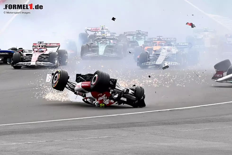 Foto zur News: Ein schwerer Unfall mit Überschlag von Guanyu Zhou im Alfa Romeo C42 überschattet den Start in Silverstone. Lange ist unklar, wie dieser Unfall ausgeht - das Fernsehen zeigt die Auflösung erst, als klar ist, dass Zhou unverletzt geblieben ist.