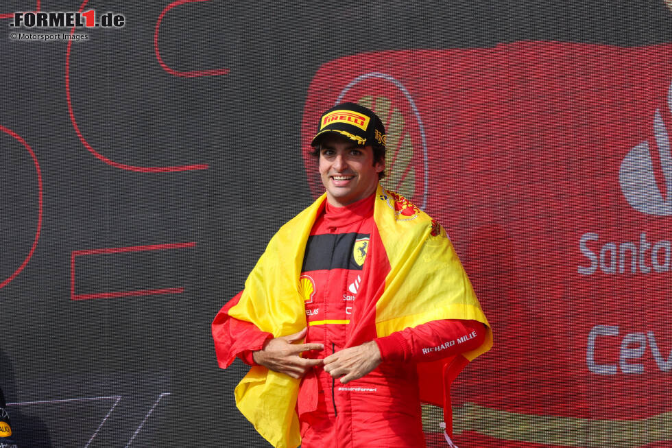 Foto zur News: ... Carlos Sainz im Ferrari F1-75 einen Premierensieger sieht: Der Spanier gewinnt erstmals in der Formel 1, obwohl sein Speed zwischendurch nicht der beste war. Eine späte Safety-Car-Phase aber ebnet ihm den Weg. P2 geht an ...