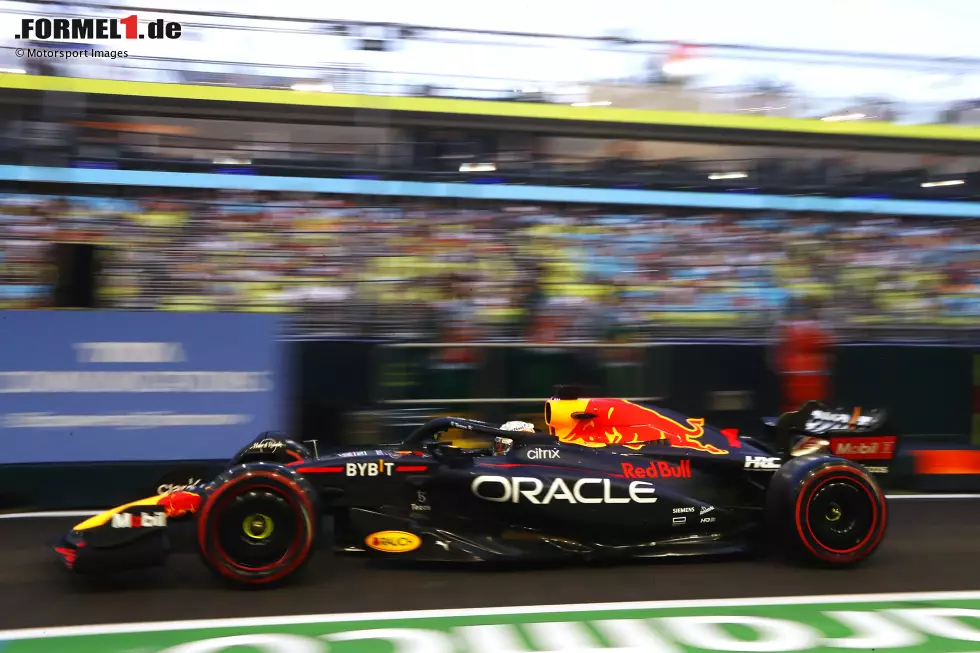 Foto zur News: ... denn Verstappen verbringt weite Teile des zweiten Trainings in der Box. Nur acht Runden schafft er am Abend und hat somit etwas Nachholbedarf. Gleiches gilt für seinen Teamkollegen Sergio Perez. Doch das war noch nicht alles Pech für Red Bull ...