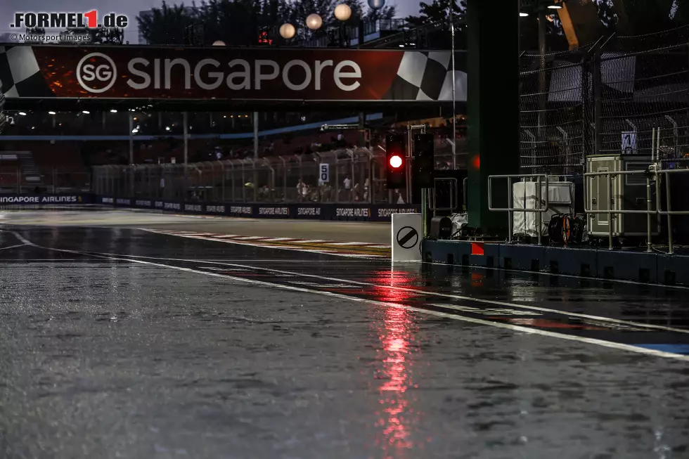 Foto zur News: Der Samstag beginnt in Singapur erst einmal mit Warten. Den aufgrund des starken Regens bleibt die Boxengasse in der ersten Hälfte des dritten Trainings geschlossen. Zumindest gibt es 30 Minuten Action und im Anshcluss auch ein packendes Qualifying, in dem ...