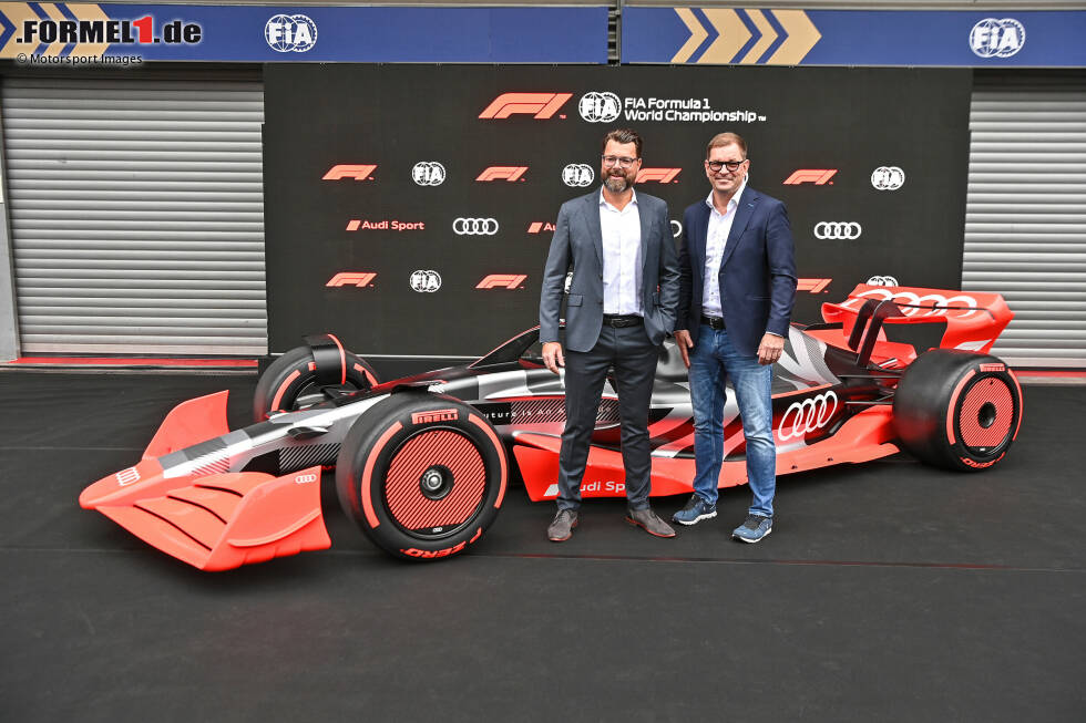 Foto zur News: Der Tag beginnt mit einer Pressekonferenz und der offiziellen Bestätigung, dass Audi ab 2026 als Motorenhersteller in der Formel 1 aktiv sein wird. Passend dazu präsentieren Vorstandsvorsitzender Markus Duesmann und Entwicklungschef Oliver Hoffmann ein Audi-Showcar.