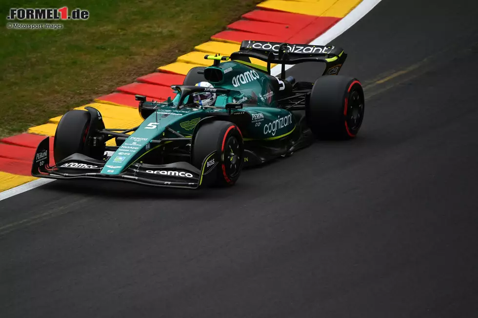 ... bewegt sich Sebastian Vettel im zweiten Aston Martin nur im Hinterfeld. Sein Rückstand auf die Spitze beträgt mehr als 2,3 Sekunden. Ganz hinten ... Foto zur News: ... bewegt sich Sebastian Vettel im zweiten Aston Martin nur im Hinterfeld. Sein Rückstand auf die Spitze beträgt mehr als 2,3 Sekunden. Ganz hinten ...