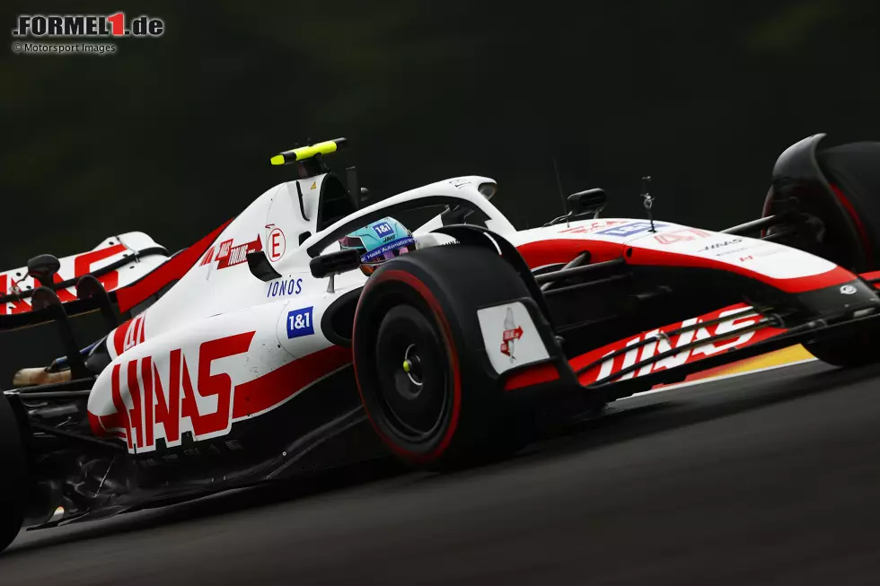 Foto zur News: ... landet Mick Schumacher im Haas VF-22, ihm fehlen sogar 4,4 Sekunden auf die Bestzeit. Allerdings: Einsetzender Regen hindert einige Fahrer am Verbessern ihrer Rundenzeit, so auch Schumacher. Ihm blüht ...