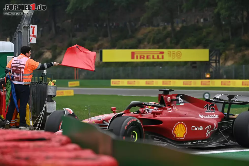 Foto zur News: ... Charles Leclerc im Ferrari F1-75 läuft es nicht rund: Ein Abflug samt Kiesbett-Besuch und (leichtem) Einschlag an den Banden lässt eine Rotphase folgen. Glück im Unglück: Leclerc kriegt sein Auto wieder flott, kann an die Box zurückfahren, mit nur leichten Schäden. Im Qualifying ...