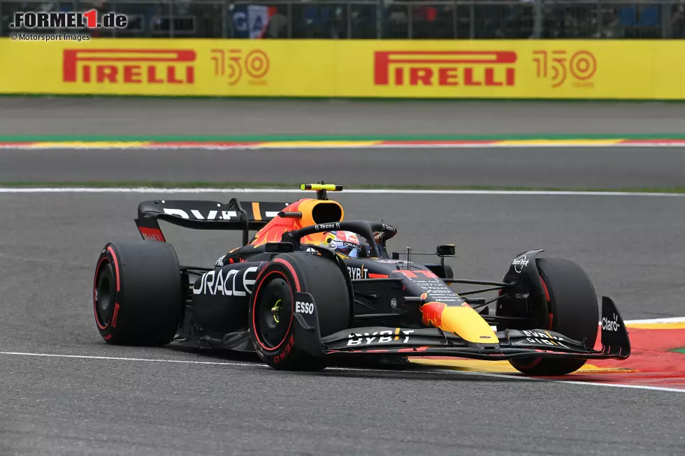 Foto zur News: Im dritten Freien Training am Samstag ist Sergio Perez im Red Bull RB18 der schnellste Mann, mit 1:45.047 Minuten auf Soft-Reifen. P2 geht an seinen Teamkollegen Max Verstappen vor Carlos Sainz im Ferrari F1-75, aber der liegt schon fast acht Zehntel zurück! Fast gar nichts ...